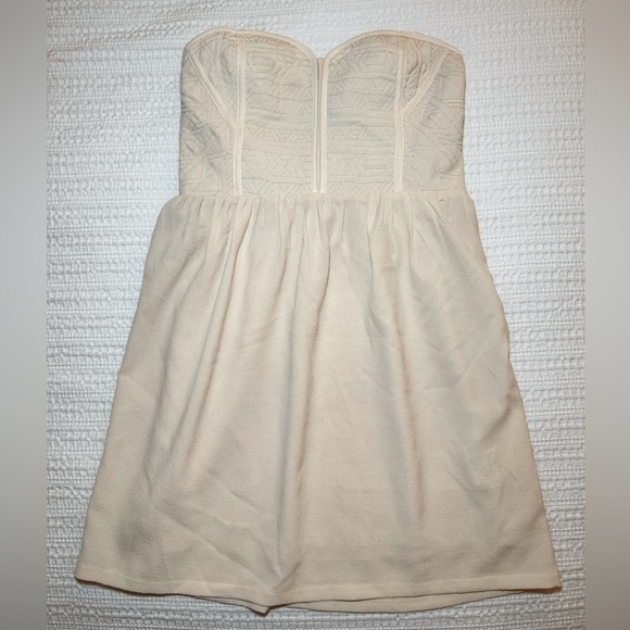 BRAND NEW - URBAN OUTFITTERS Strapless Ivory Creme Mini Dress (Size M) - Picture 3 of 11